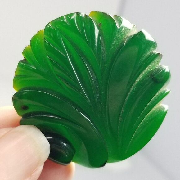 Vintage Green Round Carved Early Plastic Brooch, Leaf Design Lapel Pin, Art Deco - Picture 1 of 6